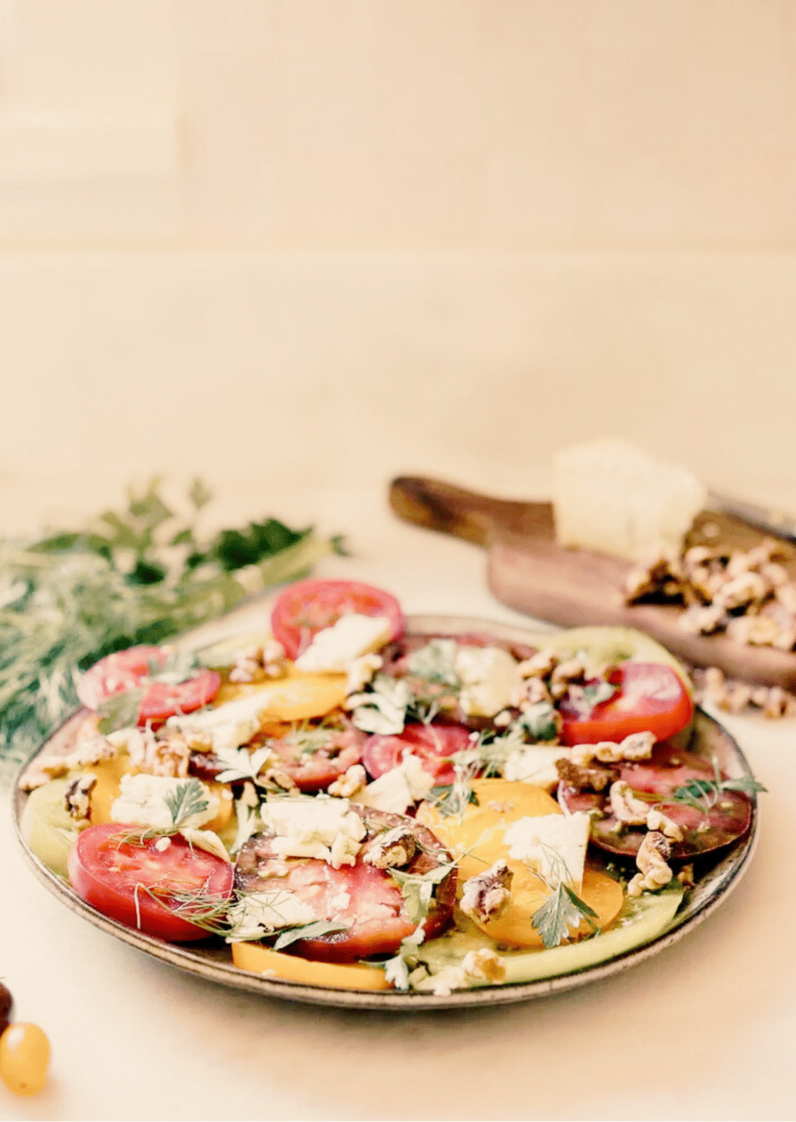 Amanida de tomàquets amb nous i formatge blau