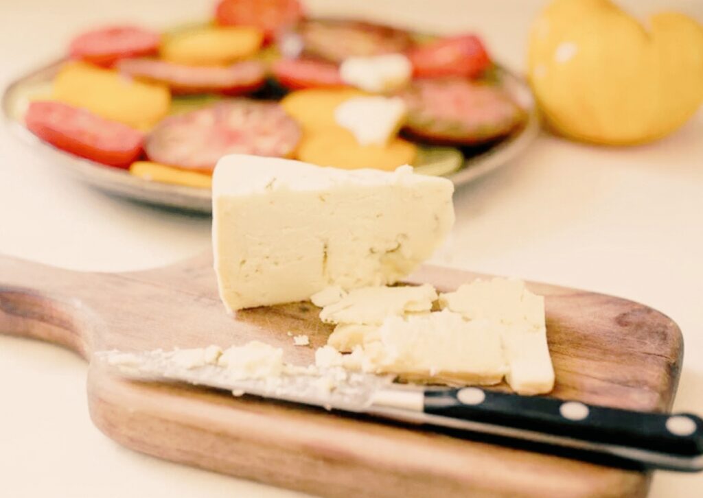 Amanida de tomàquets amb nous i formatge blau