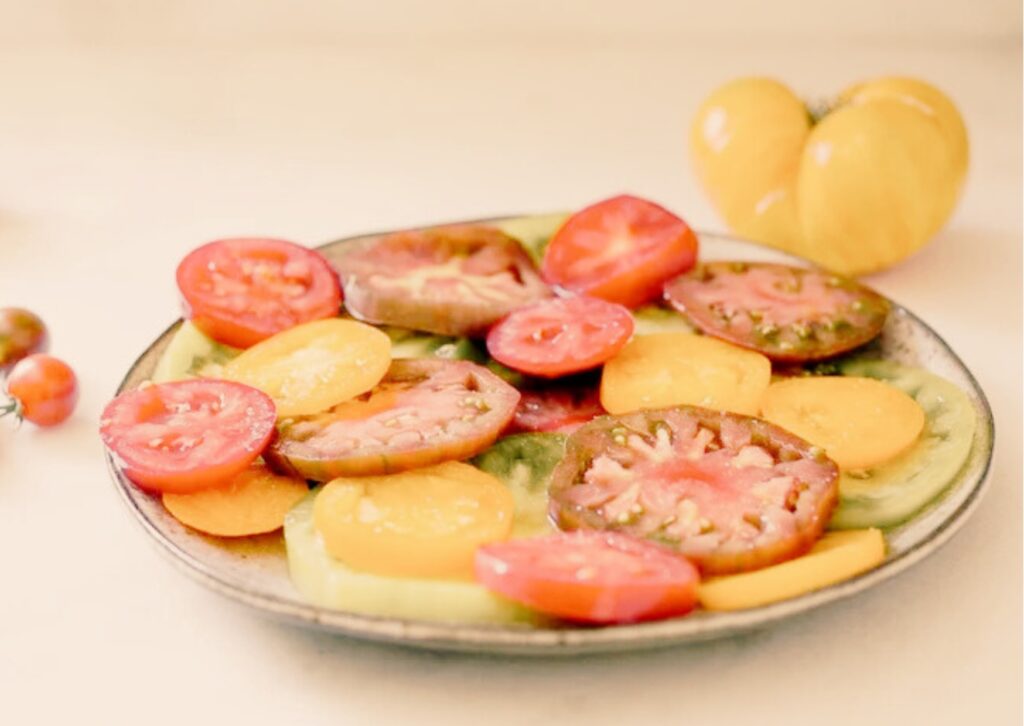 Amanida de tomàquets amb nous i formatge blau