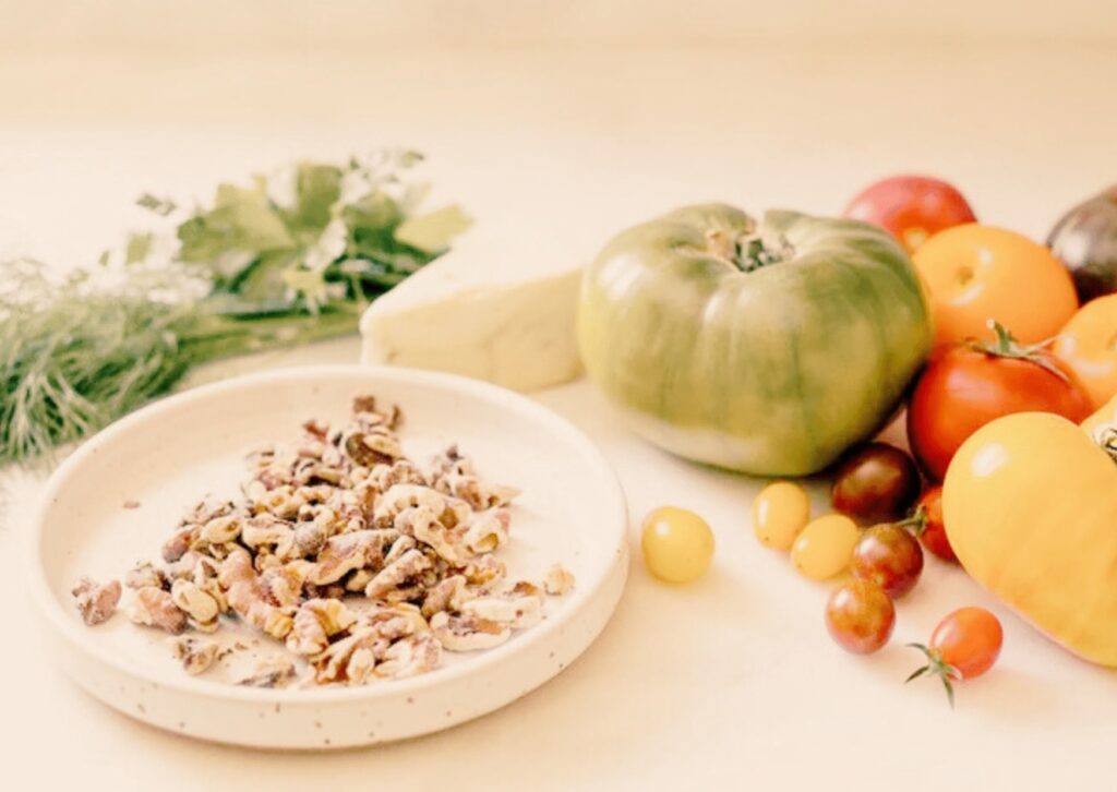 Amanida de tomàquets amb nous i formatge blau